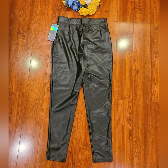 Bundle 2pc White Faith Tank Top (XL) & Black Leggings (L) - Picture 6 of 6